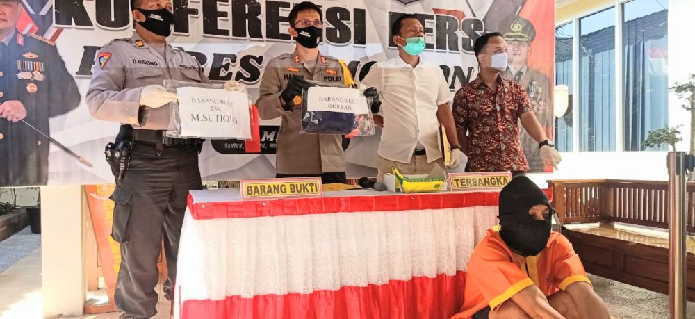 Kapolres Lamongan bersama Kasatreskrim saat menunjukan barang bukti dan pelaku pencabulan.FOTO:SP/MUHAJIRIN