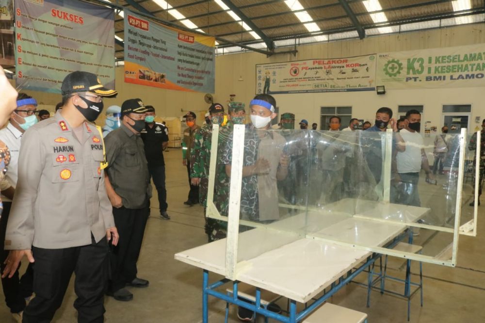 Bupati bersama tim saat melihat langsung kedisiplinan industri menerapatkan protokol kesehatan.
FOTO:SP/MUHAJIRIN KASRUN