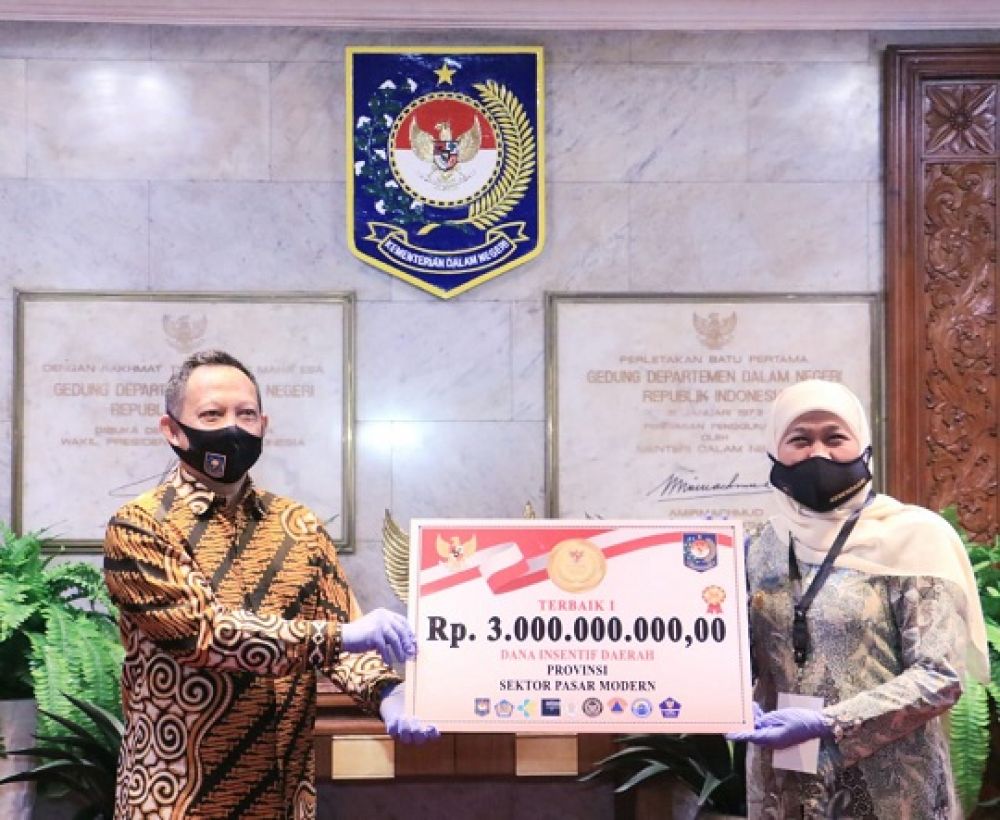 Penghargaan diserahkan kepada Gubernur Jawa Timur, Khofifah Indar Parawansa di Gedung Sasana Bhakti Praja, Kemendagri, Jakarta, Senin SP/Humas Pemprov Jatim