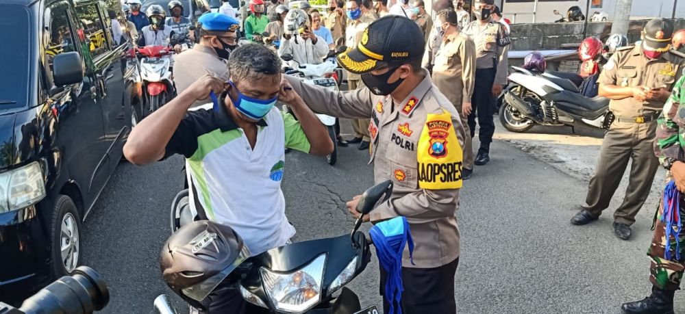 Kapolres Lamongan AKBP Harun saat membagikan masker ke pengguna jalan yang melintas di Perempatan Pasar Sidoharjo Lamongan.

FOTO:SP/MUHAJIRIN KASRUN