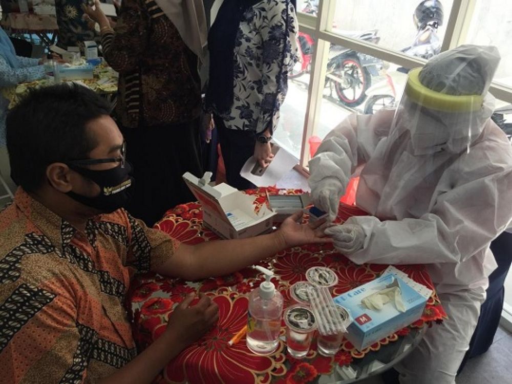 Salah satu PTT Diskominfo Jatim di Rapid Test.SP/ARF