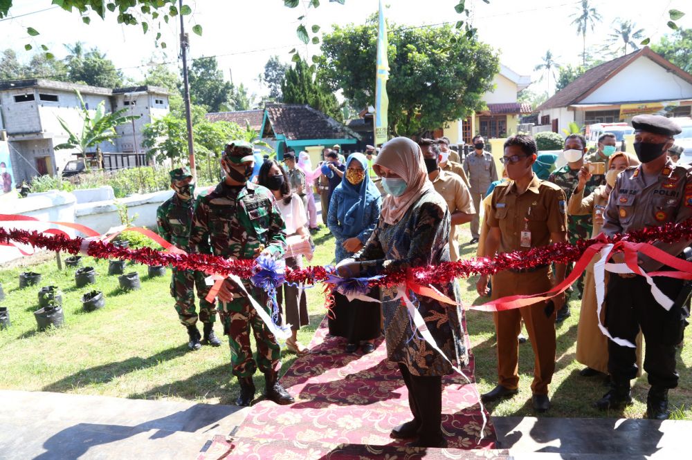 Bupati Kediri, dr. Hj. Haryanti Sutrisno saat meresmikan kampung tangguh