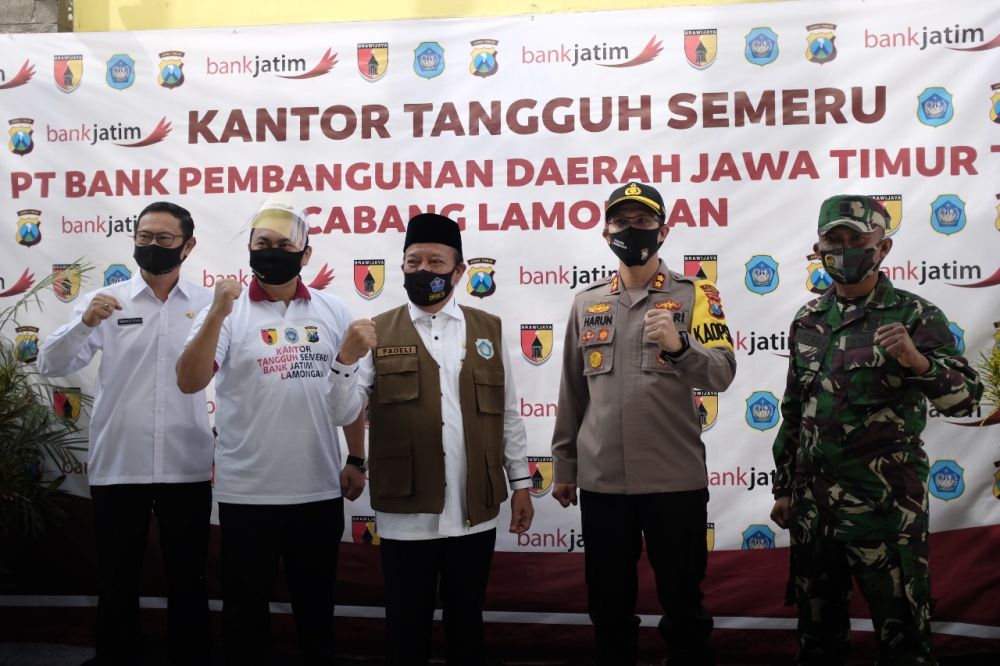 Pemimpin Bank Jatim Cabang Lamongan Eko Yudi Prastowo berpose dengan Bupati dan Forkopimda usai persemian Kantor Tangguh Semeru Tanggap Covid-19.

FOTO:SP/MUHAJIRIN KASRUN
