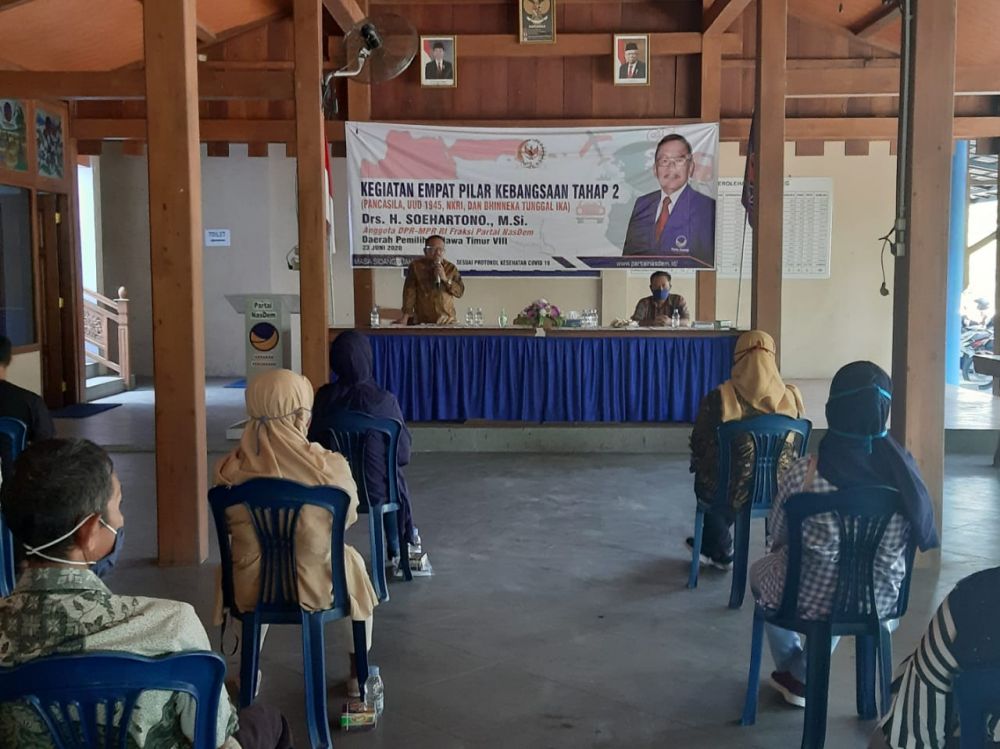 Anggota DPR RI H. Soehartono di depan peserta sosialisasi 4 pilar di rumah aspirasi.SP/aan
