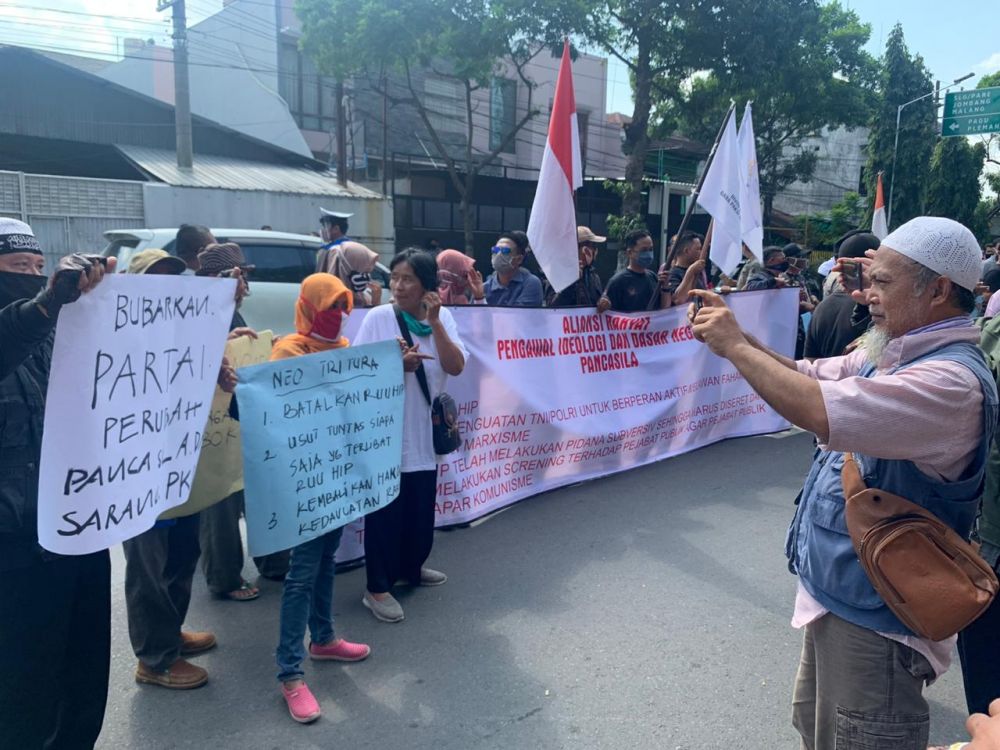 Aktivis Kediri yang tergabung di Aliansi Rakyat Kediri demo di depan gedung DPRD Kabupaten Kediri