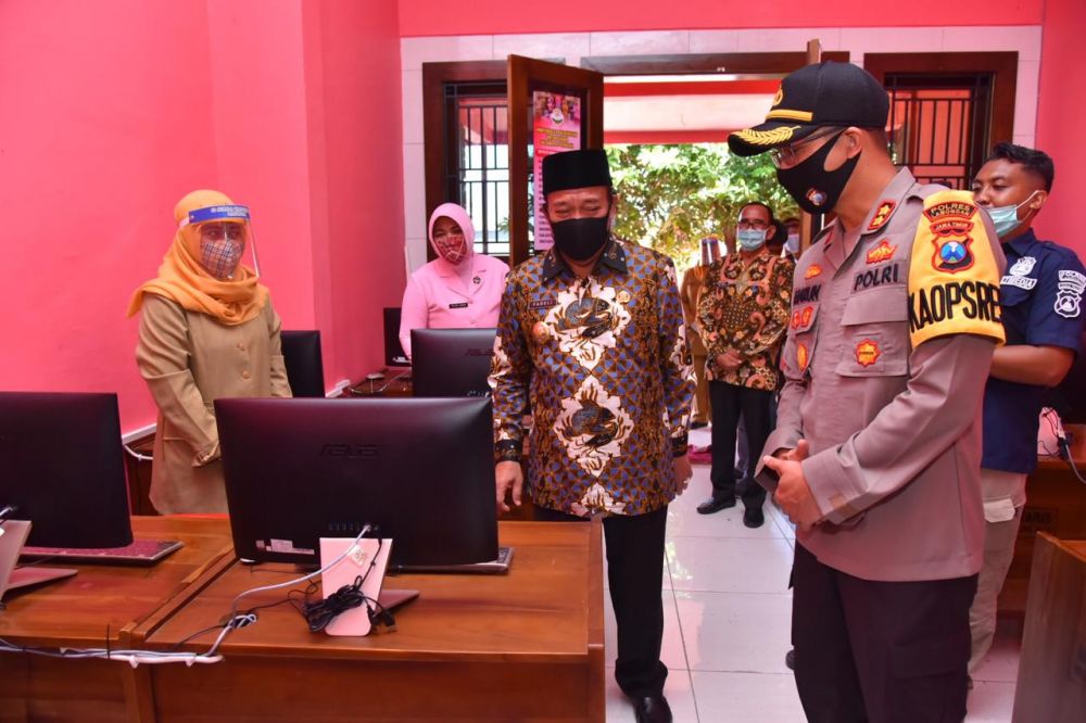 Bupati dan Kapolres saat melihat persiapan SD Bhayangkari menuju sekolah model baru di era new normal, usai diresmikan menjadi sekolah tangguh.

FOTO:SP/MUHAJIRIN KASRUN