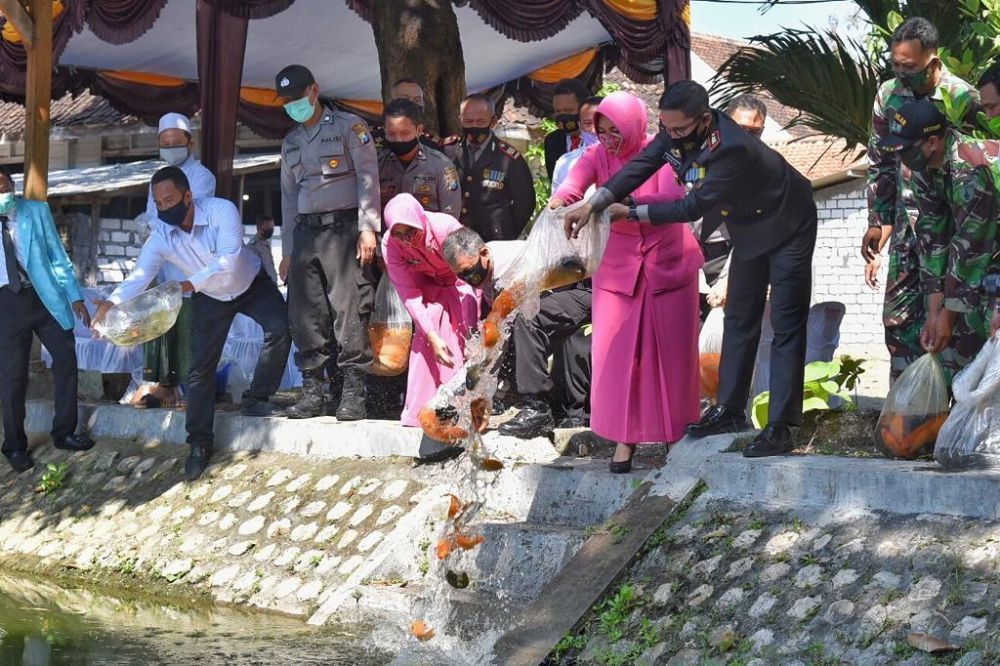 Kapolres Lamongan bersama istri menaburkan benih ikan tawar di Kolam ikan Polsek Sukodadi.

FOTO:SP/MUHAJIRIN KASRUN
