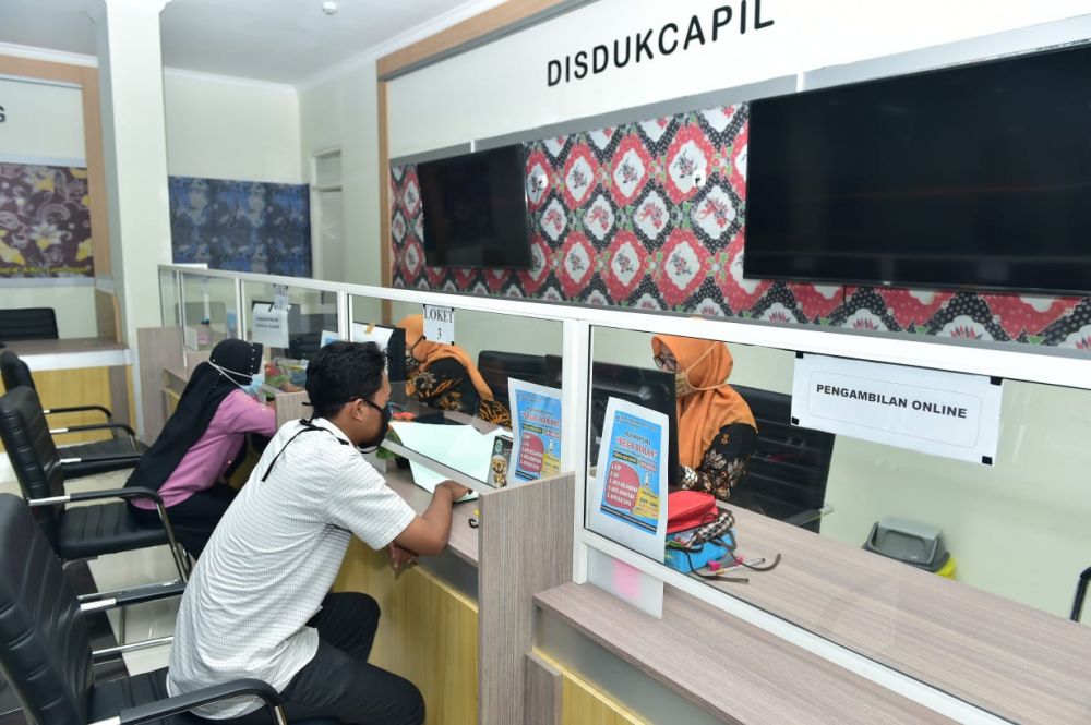 Warga Lamongan saat mengurus Dokumen kependudukan di Disdukcapil.

FOTO:SP/MUHAJIRIN KASRUN
