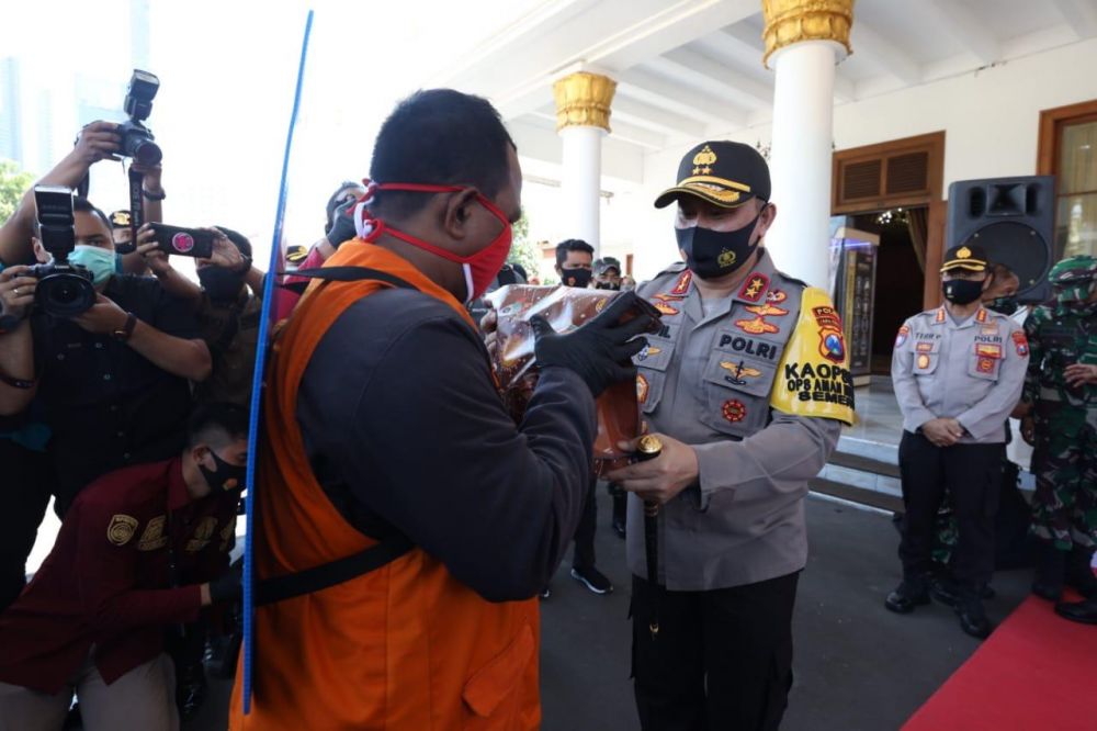 Kapolda Jatim Irjen Pol Muhammad Fadil Imran membagi masker kepada Ojol Kamis (2/7/2020)