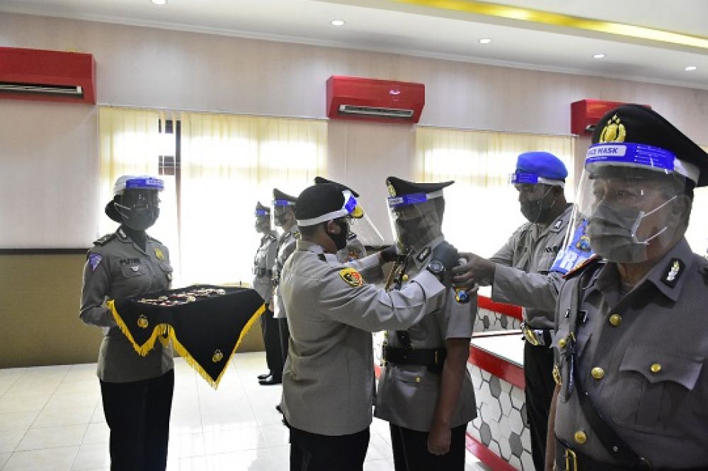  Pelantikan jabatan kasat lantas dan kasat reskoba Polres blitar di Polres Blitar, Jum’at (3/7). SP/les