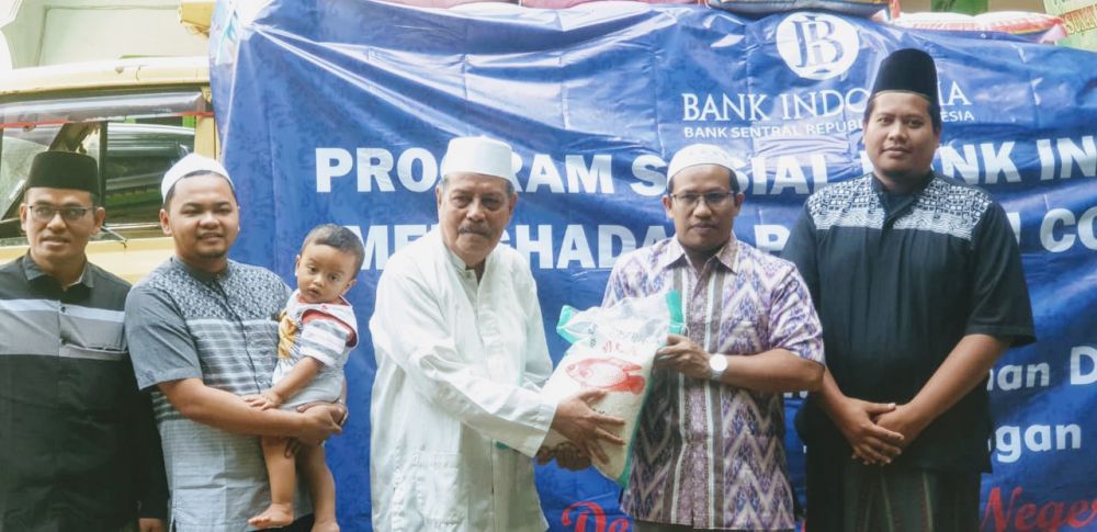 KH. Abd Ghofur pengasuh Ponpes Sunan Drajat Banjaranyar Paciran Lamongan, saat menerima secara sembolis bantuan paket sembako.

FOTO:SP/MUHAJIRIN KASRUN