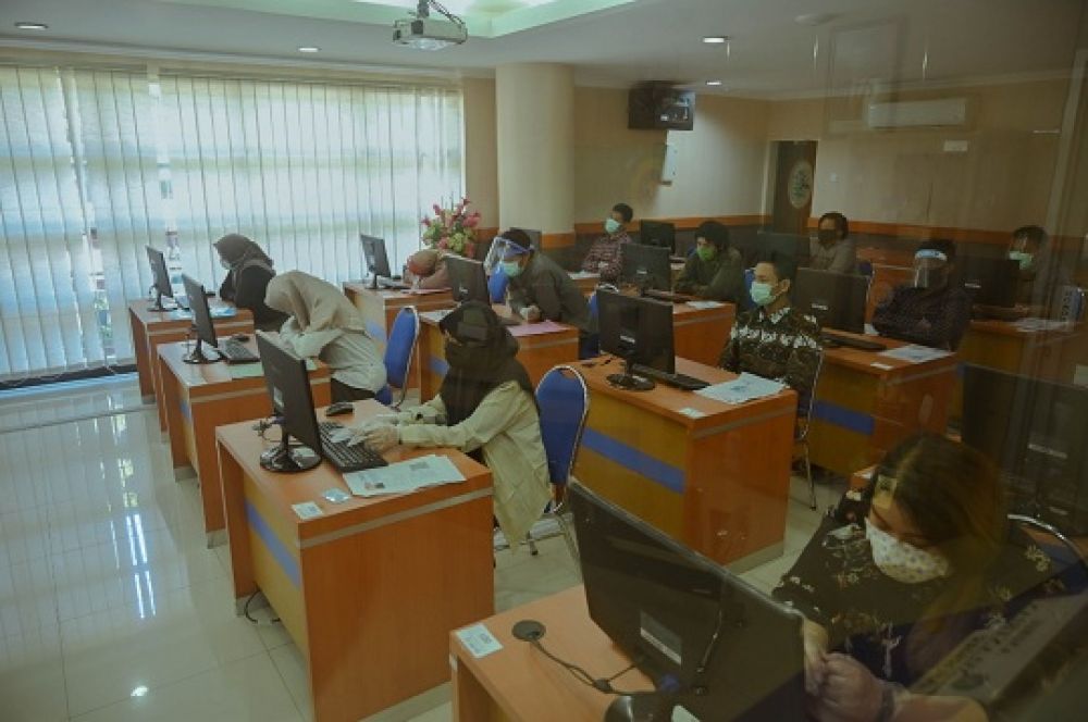 Peserta sedang melakukan UTBK. SP/BYTA