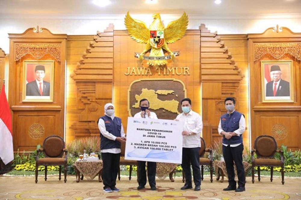 Bantuan diserahkan langsung oleh Menkopolhukam Mahfud MD dan Menteri BUMN Erick Thohir kepada Gubernur Jawa Timur Khofifah Indar Parawansa di Gedung Negara Grahadi, Minggu (5/7).SP/Humas Pemprov Jatim