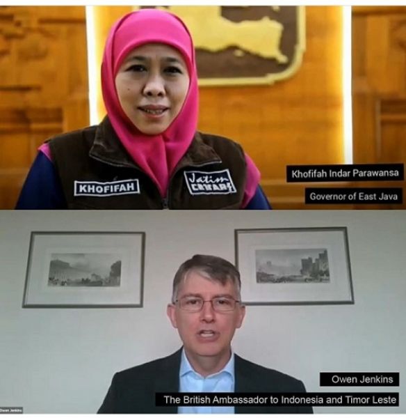 Gubernur Khofifah Indar Parawansa bersama Duta Besar Inggris untuk Indonesia dan Timor Leste Owen Jenkins saat peluncuran program bantuan secara daring.SP/ADT