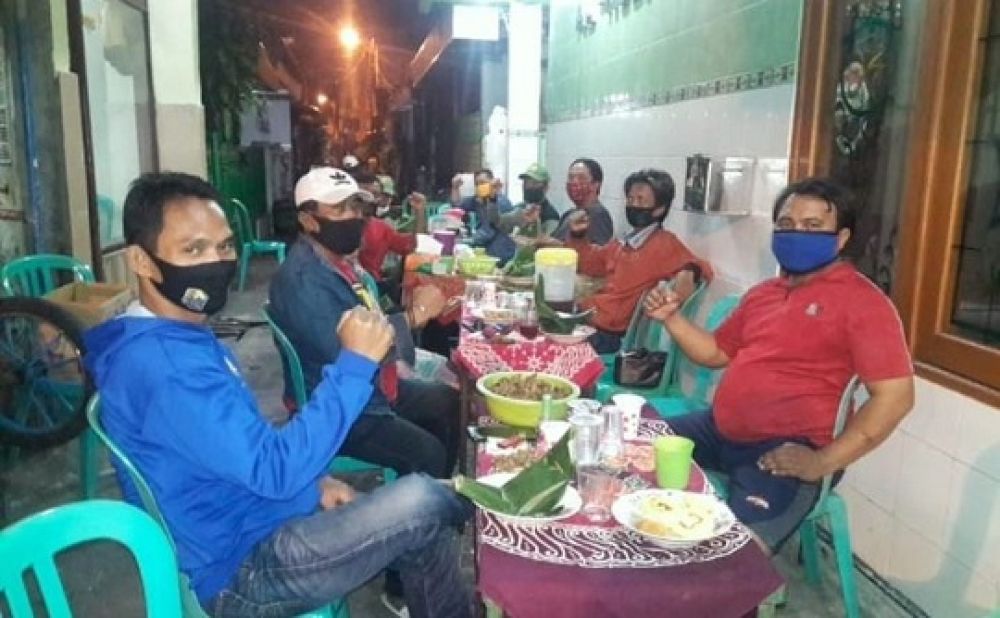 Warga RT 03/RW 05 Kelurahan Banyu Urip, Kecamatan Sawahan, Surabaya menyatukan kekompakan dalam menjaga keamaan lingkungan mereka melalui ronda malam.SP/TYAN