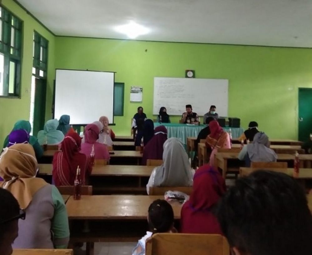 Kasek SMPN 6 tengah memberikaan sosialisasi diruang sekolah . SP/Ainur Rahman