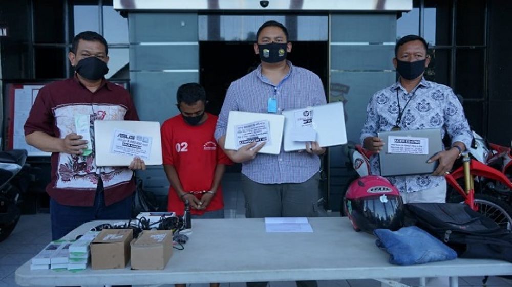 Petugas dari Polrestabes Surabaya menunjukkan barang bukti hasil rampokan pelaku yang juga seorang residivis kambuhan, Jumat (17/7/2020). Pelaku membobol beberapa toko elektronik dengan total kerugian lebih dari Rp 50 juta.

SP/Jemmi