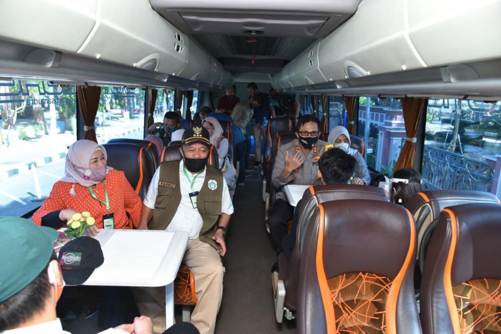 Bupati dan anggota Forkopimda menjajal bus tangguh yang disulap menjadi bus cafe berjalan dengan melayani rute pendek.

FOTO:SP/MUHAJIRIN KASRUN
