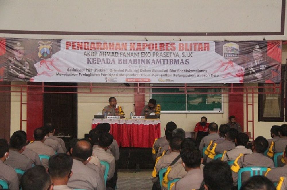 Kapolres Blitar di dampingi Wakapolres Blitar memberikan pengarahan kepada seluruh Anggota Bhabinkamtibmas di Blitar terkait program Presiden Jokowi. SP/Les