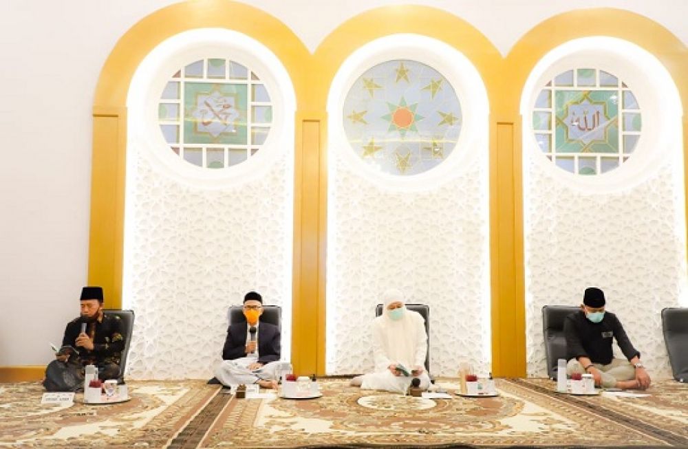 Pengajian yasin dan tahlil bersama memperingati tujuh hari meninggalnya Kepala Bappeda Jatim M Rudy Ermawan Yulianto di Mushollah Annur Grahadi, Senin (20/7/2020) malam.SP/ADT