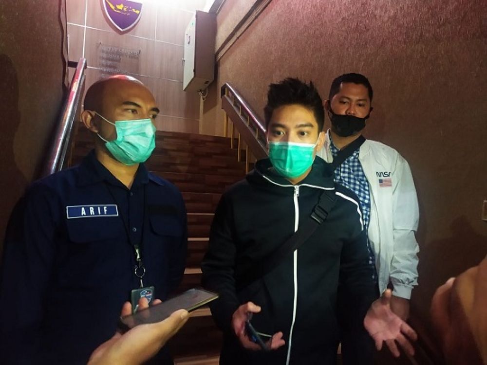 Boy William, artis yang juga youtuber, terlihat keluar dari ruang pemeriksaan Ditreskrimsus Polda Jatim, Rabu (22/7/2020). Boy diperiksa karena namanya dicatut dan dipakai dalam upaya kasus carding. SP/Patrick