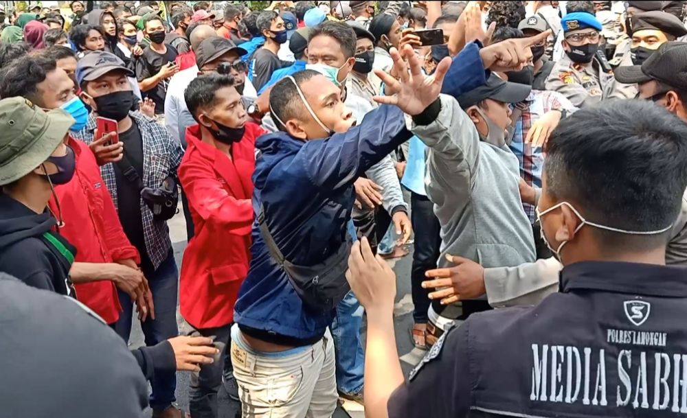 Mahasiswa bentrok dalam aksi penolakan terhadap Raperda RTRW di depan Kantor DPRD Lamongan, Kamis (23/7/2020).

FOTO:SP/MUHAJIRIN KASRUN
