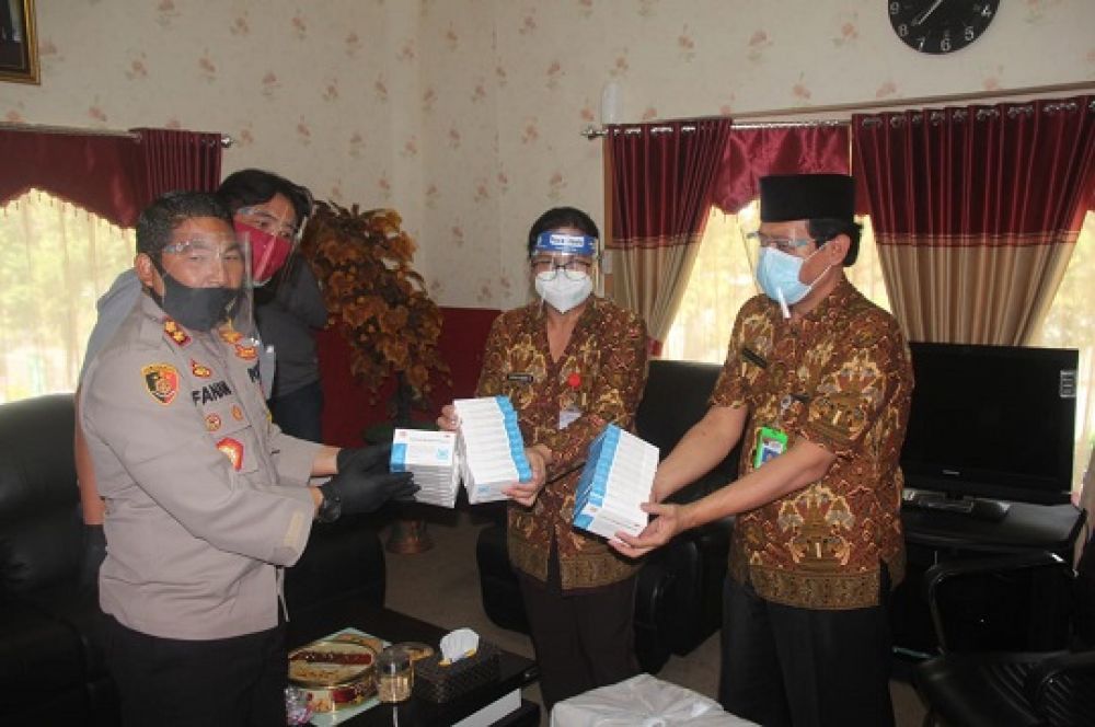 Kapolres Blitar AKBP Ahmad Fanani Eko Prasetyo S.IK menyerahkan obat china ke RSUD Ngudiwaluyo. 