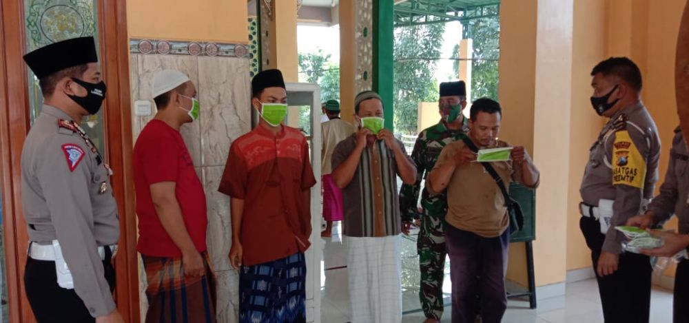 Jamaah Sholat Jum'at kompak memakai masker pemberian Kasatlantas Polres Lamongan.

FOTO:SP/IS
