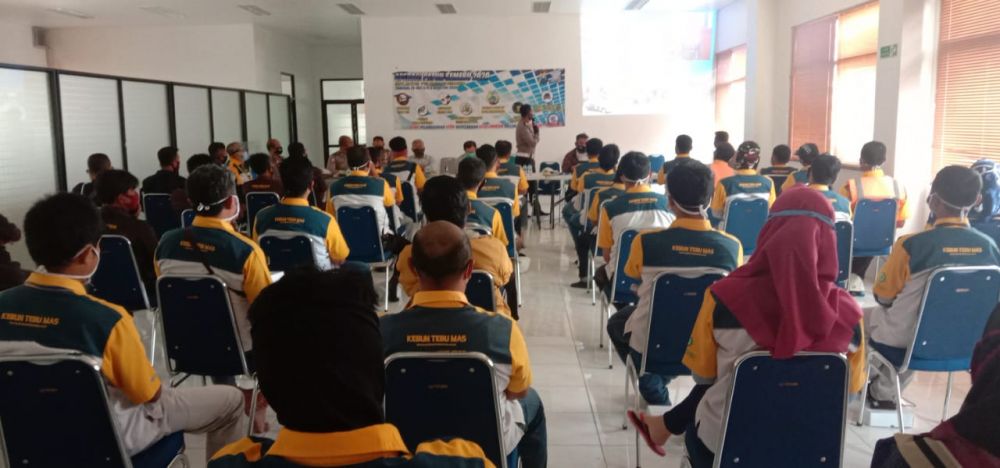 Petugas Satlantas Lamongan saat memberitahukan fokus operasi patuh semeru 2020 kepada pekerja pabrik PT KTM Ngimbang.

FOTO:SP/MUHAJIRIN KASRUN