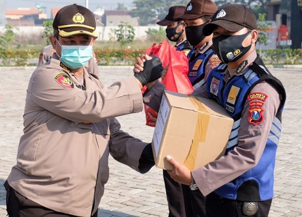 Alumni Akpol 91 Kombespol Pranyoto menyalurkan bantuan sembako ke Bhabinkamtibmas 