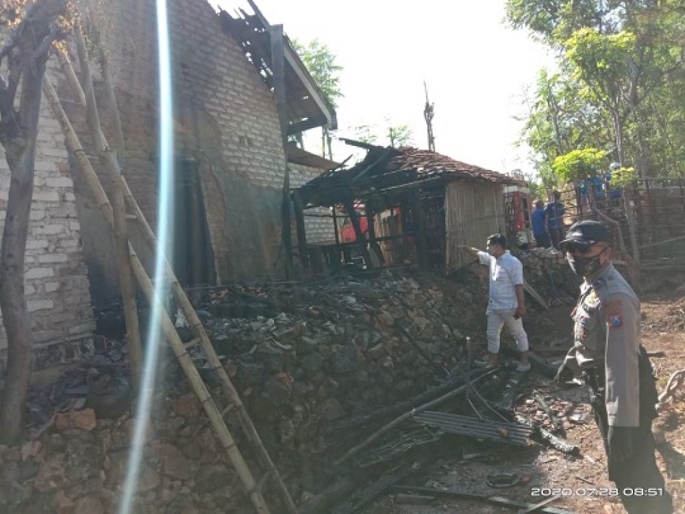 Kandang sapi milik Misnaya dan atap rumah Milik Asmiyati yang dilalap si Jago Merah di Dusun Korbi Kecamatan Saronggi Kabupaten Sumenep pada Selasa (28/7) pagi. (Ainur Rahman/SP)