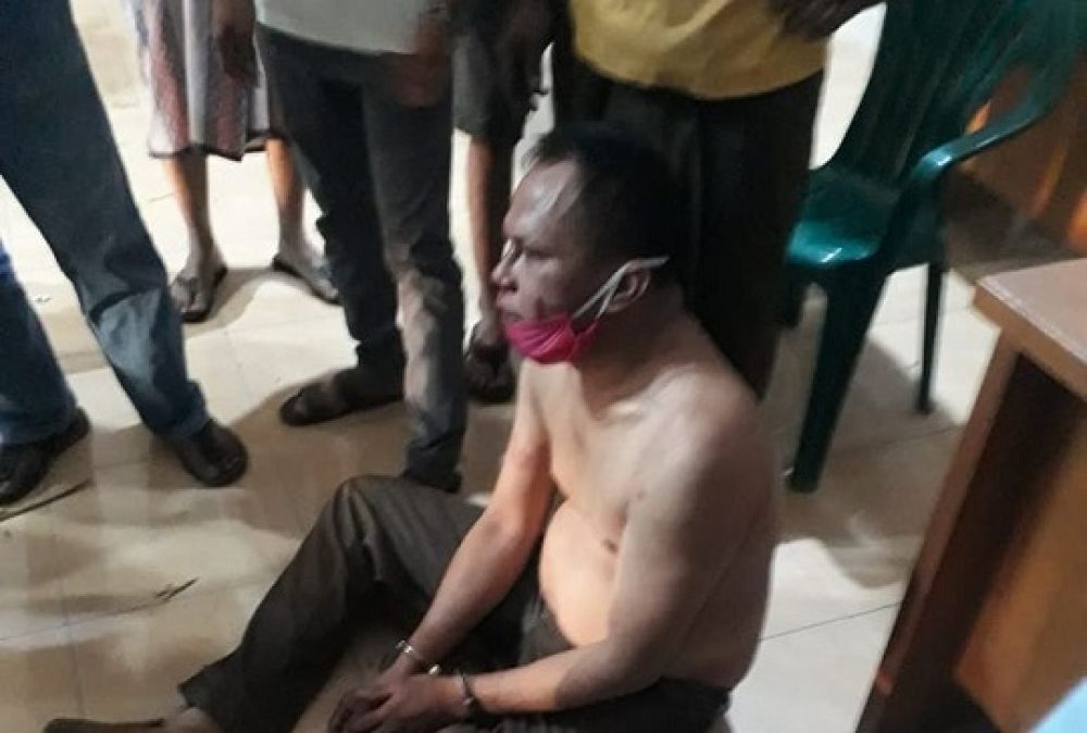 Maling motor saat diamankan usai kepergok mencuri sepeda motor milik salah satu warga. 