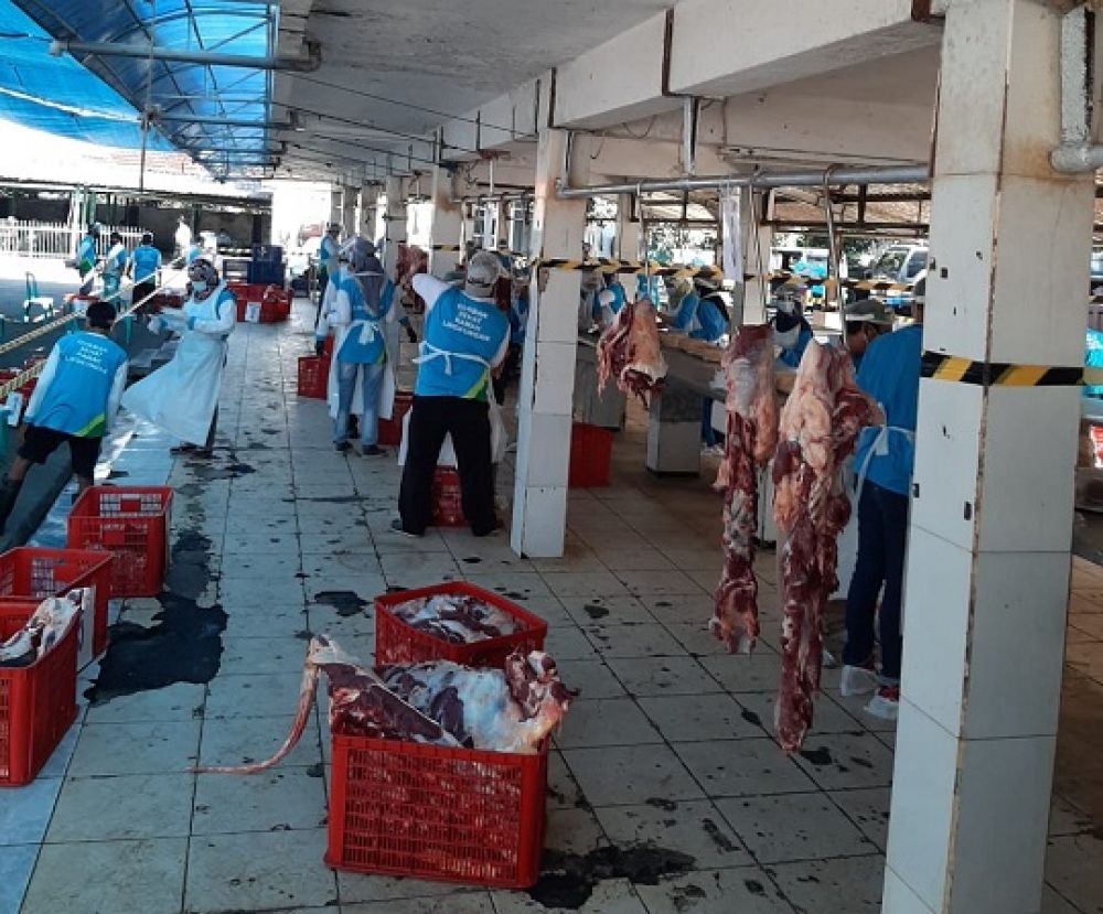 RPH Surabaya melakukan protokol kesehatan yang cukup ketat di lingkungan pemotongan, ruang tunggu, hingga tempat packing.SP/BYTA
