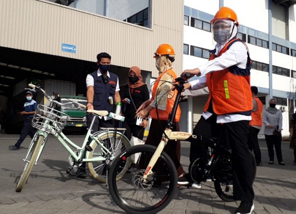 Gubernur Khofifah saat mengunjungi Pabrik Sepeda Polygon di Buduran, Sidoarjo, Senin (3/8/2020).SP/ADT
