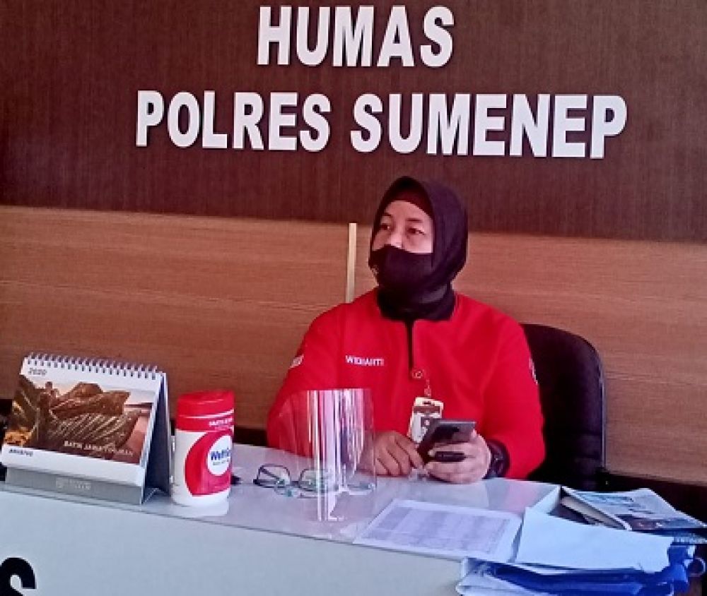 Kabag Humas Polres Sumenep, Widiarti di ruang kerjanya (04/08). SP/Ainur Rahman