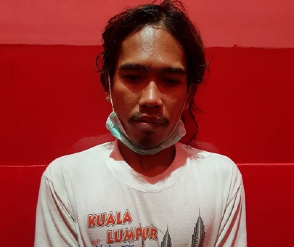 Anam Khoirul Arifin (28), pengamen yang nekad mencuri HP milik seorang warga di daerah Kampung Malang Surabaya saat diamankan. SP/Jemmi