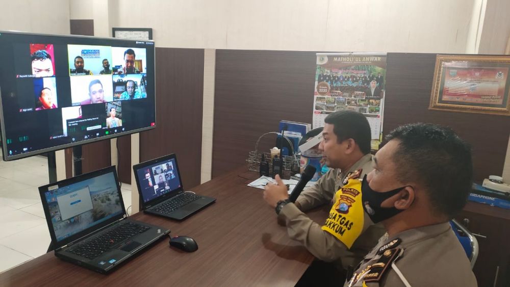 Kasatlantas dan ditemani Kanit Diyaksa Satlantas Polres Lamongan tengah menyapa pengguna motor yang tergabung dalam LMCC dengan darling.

FOTO:SP/IST
