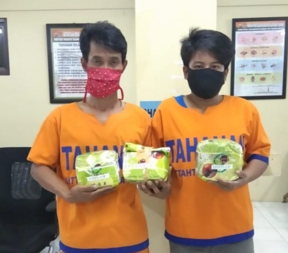 Dua tersangka sindikat narkotika jaringan Malaysia diungkap subdit 3 narkoba Polda Jatim Rabu (5/8/2020)