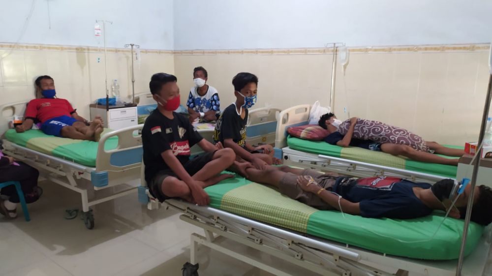 Anak-anak korban keracunan saat menjalani perawatan di Puskesmas Babat.

FOTO:SP/MUHAJIRIN KASRUN
