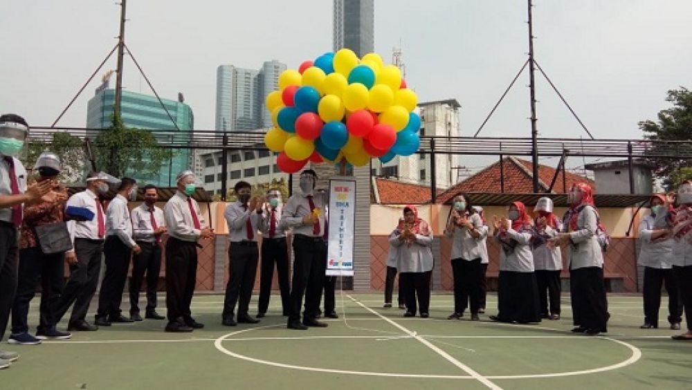 Jajaran pegawai dan guru menerbangkan balon ke angkasa peringati hari lahir SMA Trimurti Surabaya yang ke - 64.SP/BYTA