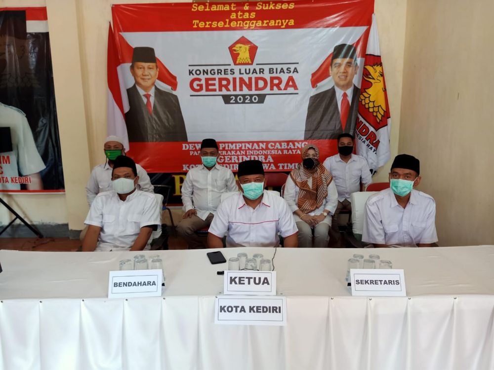Ketua DPC Gerindra Kota Kediri Huda Salim bersama anggota partai lainnya saat mengikuti Kongres Luar Biasa secara virtual