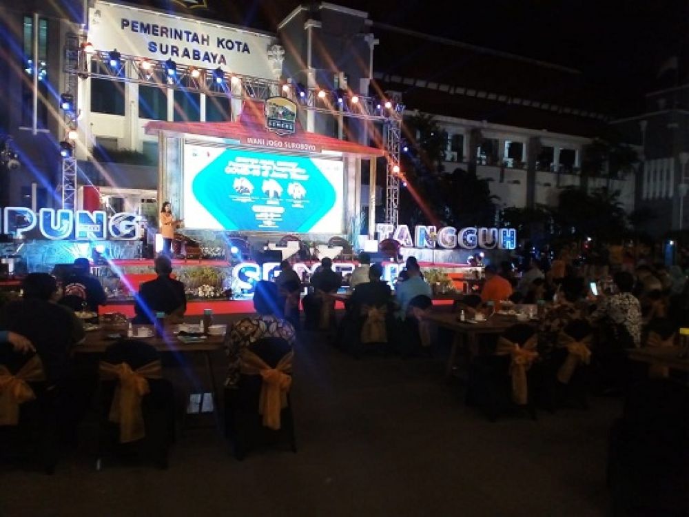 Acara Expose Publik tentang Survei Pencegahan dan Pengendalian Pandemi Covid-19 di Surabaya Raya berlangsung di Taman Surya Balai Kota Surabaya pada Rabu (12/8/2020) malam.SP/ADT