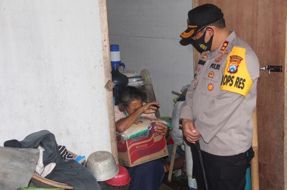 Kapolres Blitar AKBP Ahmad Fanani Eko Prasetya S.IK saat memberikan bantuan beras dan sembako kepada salah satu warga kurang mampu. SP/Les