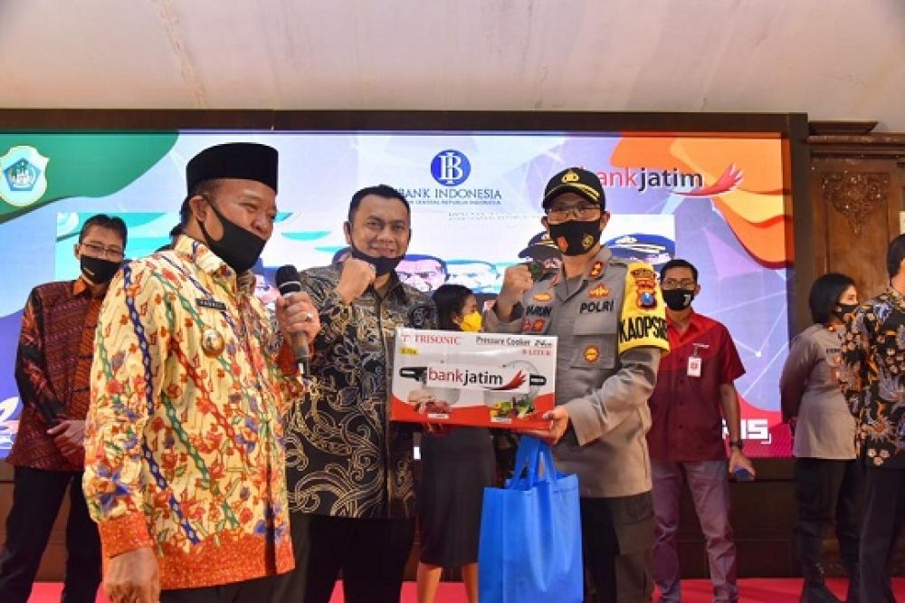 Bupati Fadeli saat menunjukkan barang yang dipesan melalui aplikasi POL. SP/MUHAJIRIN KASRUN
