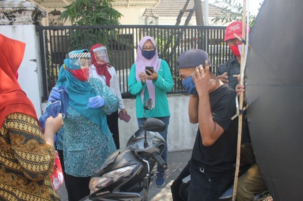 Hj Ida Nur Ahmad bagikan masker ke warga.SP/Sg