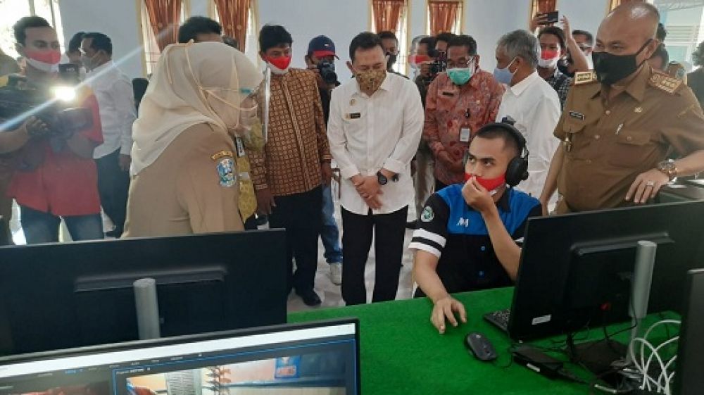 Gubernur Jawa Timur Khofifah Indar Parawansa meninjau tiga sekolah di Kabupaten Nganjuk, Senin (24/8/2020).SP/ADT