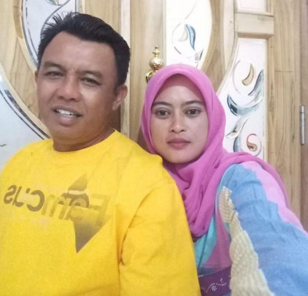 Pasangan suami Istri Fauzi dan Fauze dalam suasana romantis (ft. Istimewa)