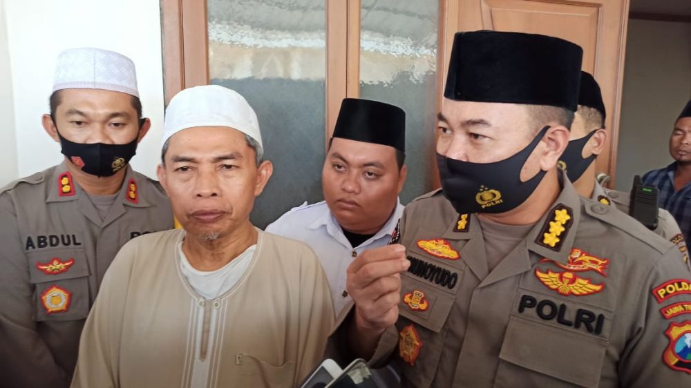 Kabidhumas Polda Jatim Kombes Pol Trunoyudo Wisnu Andhiko didampingi KH Abdul Hamid silaturahmi dan menjelaskan tak ada Penyekapan anggota polri dan mendukung pemberantasan narkoba di ponpes Kamis (27/8/2020)