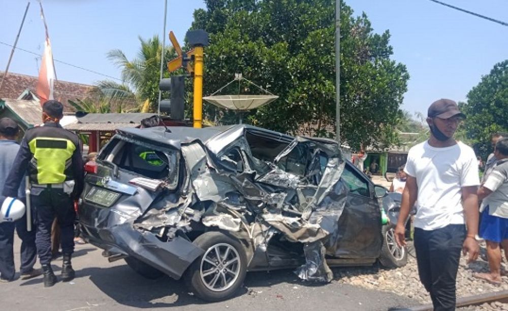 Kondisi mobil yang rusak parah setelah dihantam KA Matarmaja. SP/Les