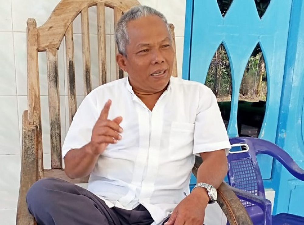 Kepala Desa Pamolokan Kab. Sumenep, Rahmat di Kediamannya di Desa Pamolokan. SP/Ainur Rahman